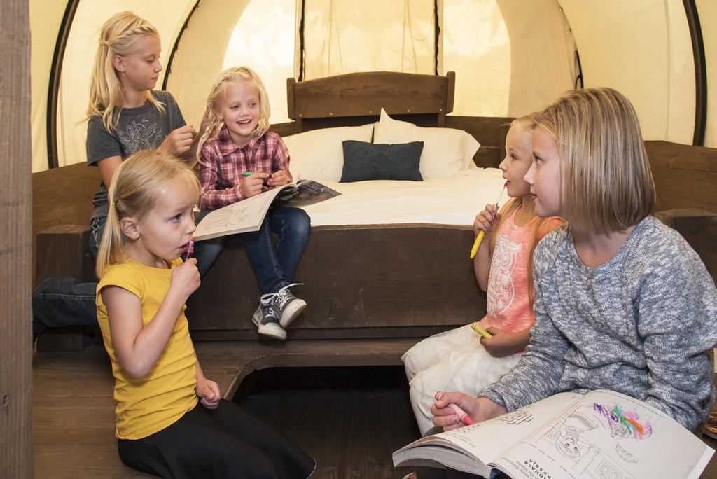גרדן סיטי Conestoga Ranch Glamping Resort מראה חיצוני תמונה