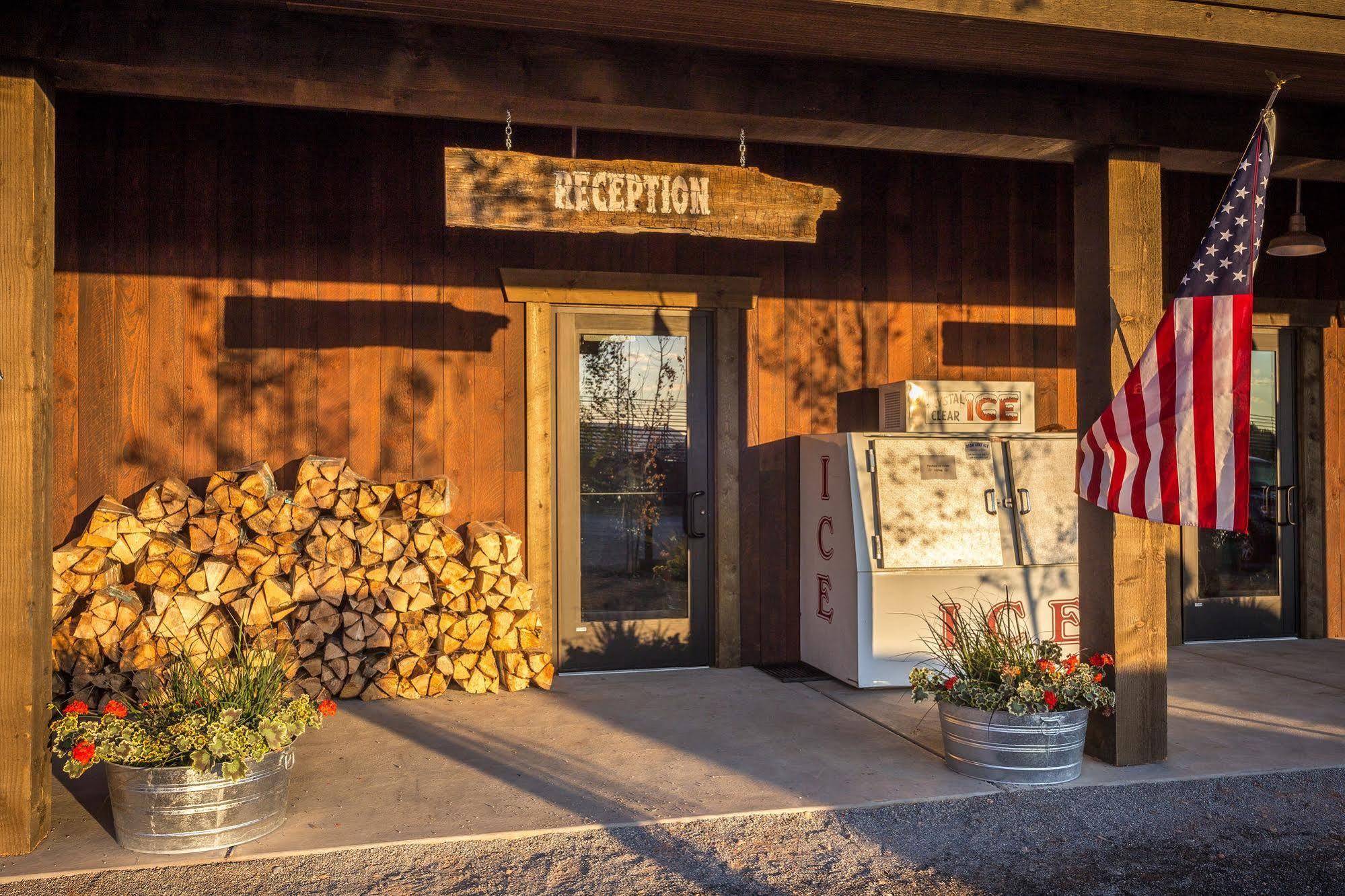 גרדן סיטי Conestoga Ranch Glamping Resort מראה חיצוני תמונה