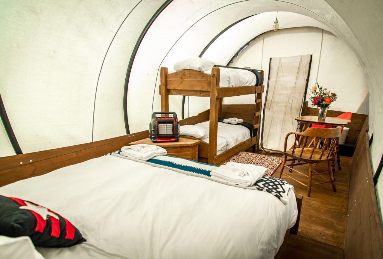 גרדן סיטי Conestoga Ranch Glamping Resort מראה חיצוני תמונה